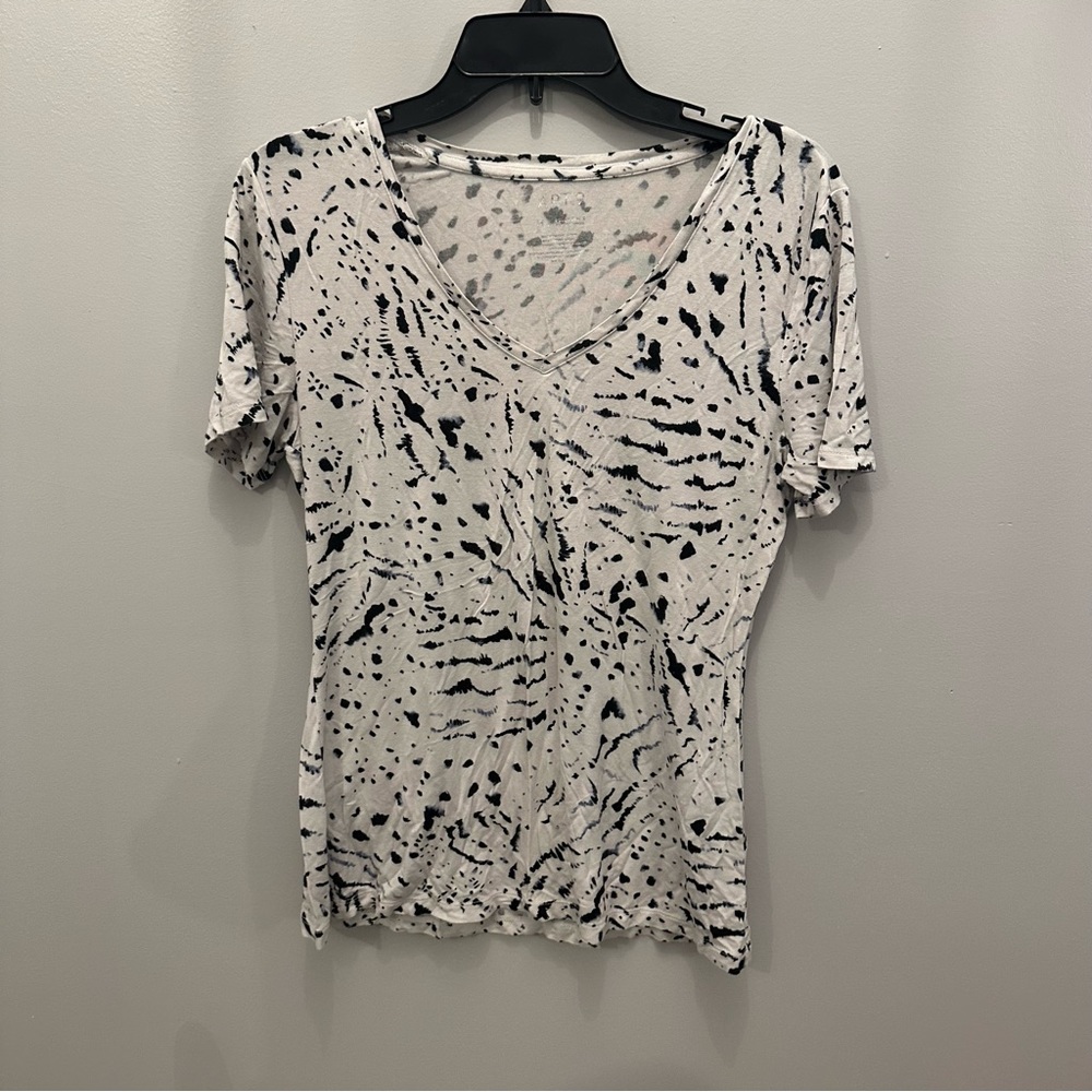 Apt 9. V Neck T shirt. Women’s medium.